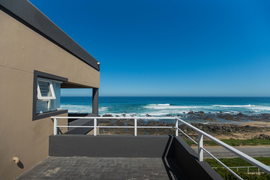 6 Bedroom Property for Sale in Beachview Eastern Cape